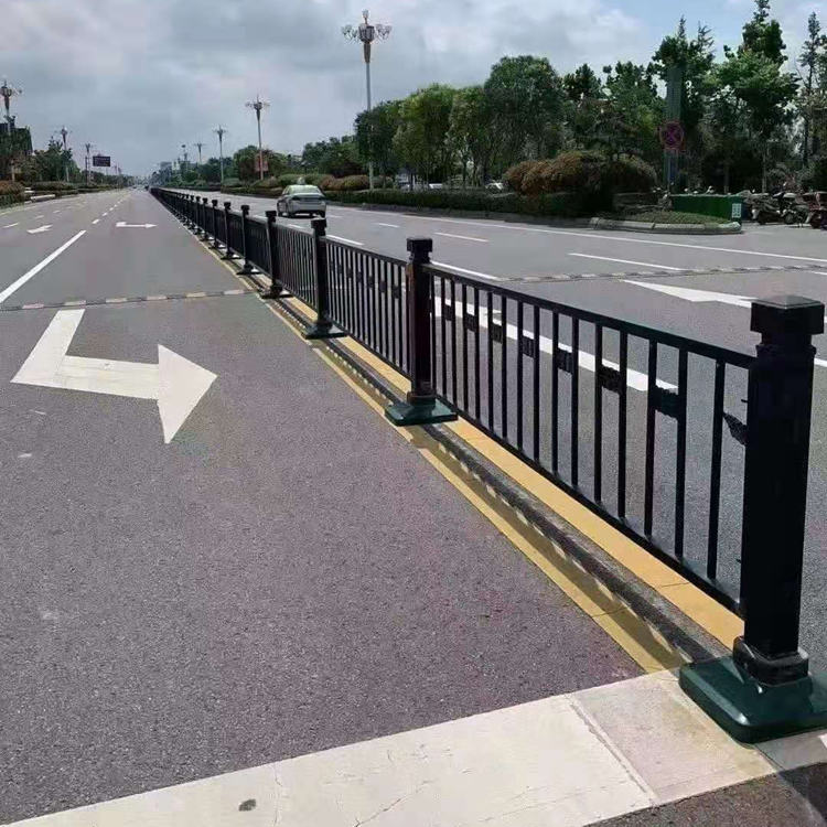 公路護(hù)欄隔離18631858321